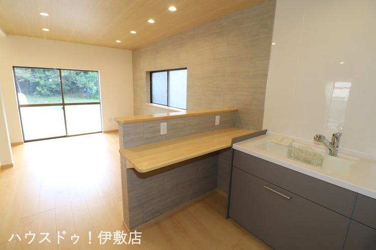 西姶良４丁目 中古戸建 【キッチン】
カウンター付！カウンター部分には便利なコンセントが設置してあります