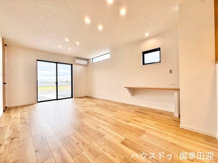 ■安らぎと笑顔の中心地■陽光が優しく降り注ぎ、会話が自然と弾む。ここでは、毎日が特別な時間へと変わります。