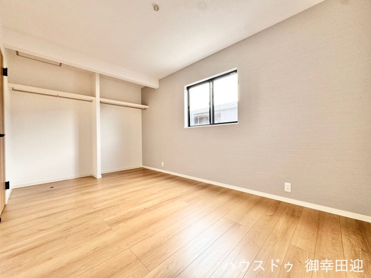 ■2階6帖洋室■寝室、書斎、趣味の部屋。家族の成長やライフスタイルに合わせ、様々な使い方ができる快適な空間です。