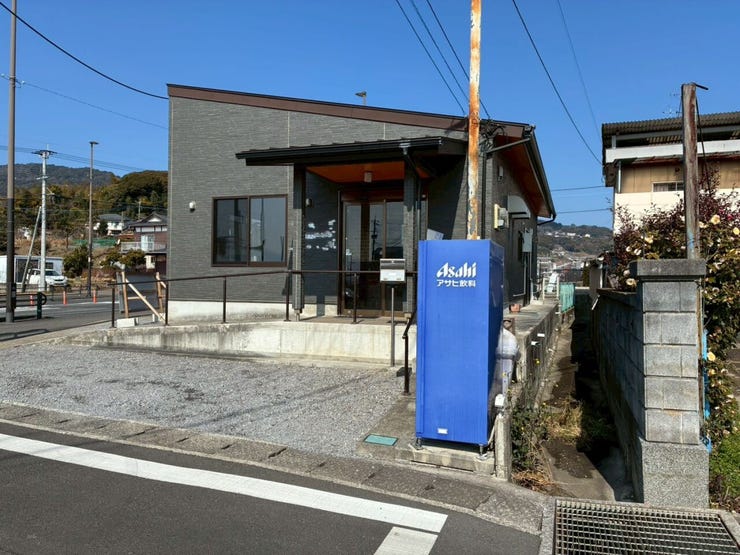 南側の建物入り口前面にも駐車スペースが1台あります。