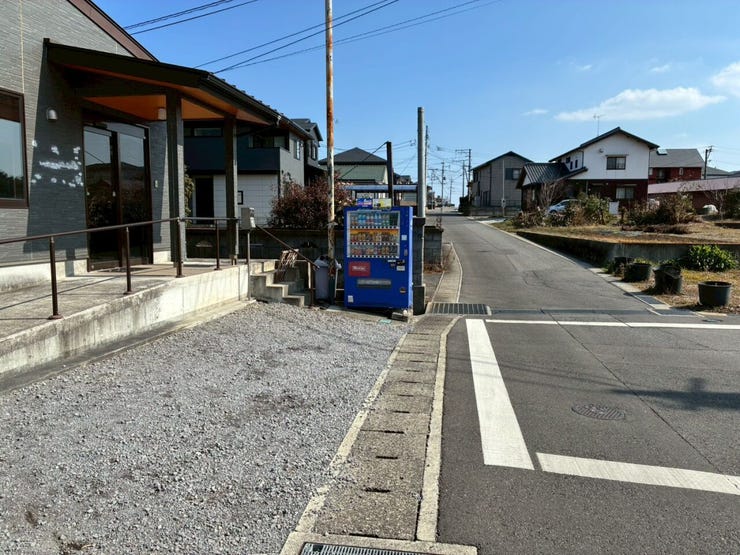 前面道路を含む建物南側の写真です。