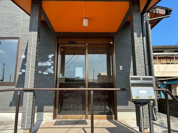 お店の入り口は清潔感があり、上部のアクセントカラーがある事でよりオシャレな印象を与えます。
