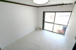 大きな掃き出し窓からたっぷりと採光が入る、明るく開放的なLDK。フラットで統一感のあるフローリングが広がり、家族みんなが思い思いにゆったりとリラックスして過ごせる快適なリビングです。