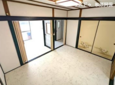 フローリングやクロスが綺麗に張り替えられた明るい洋室。柱や梁の木の温もりが心地よいアクセントになっており、ヴィンテージ風の家具やインテリアがとても映える一室です。