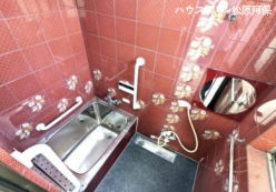1日の疲れを心地よく癒やしてくれる、シンプルで使い勝手の良いバスルームです。