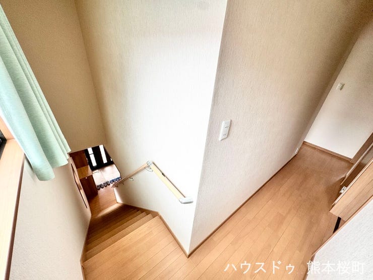 ■暮らしを繋ぐ、明るい動線■採光窓から光が差し込み、足元を優しく照らす。安全で快適な、家族の生活を支える縦の繋がりです。