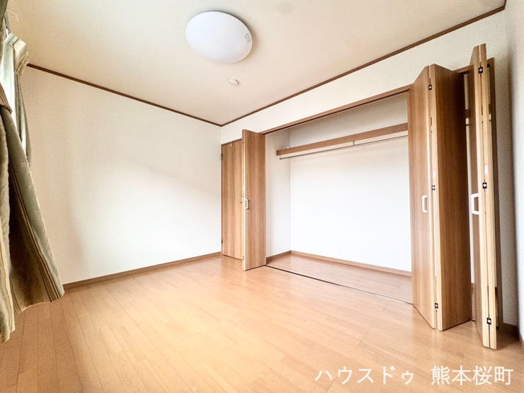 ■2階6帖洋室■寝室、書斎、趣味の部屋。家族の成長やライフスタイルに合わせ、様々な使い方ができる快適な空間です。