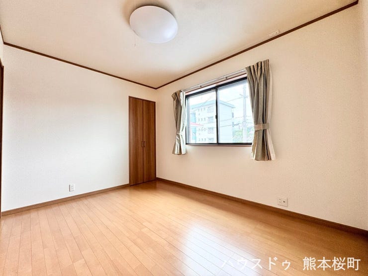 ■2階6帖洋室■寝室、書斎、趣味の部屋。家族の成長やライフスタイルに合わせ、様々な使い方ができる快適な空間です。
