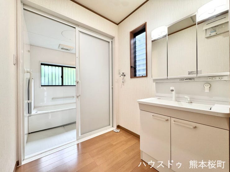 ■清々しいリフレッシュ空間■自分を磨き、気持ちを切り替える。心地よい光が差し込むプライベートスペース。