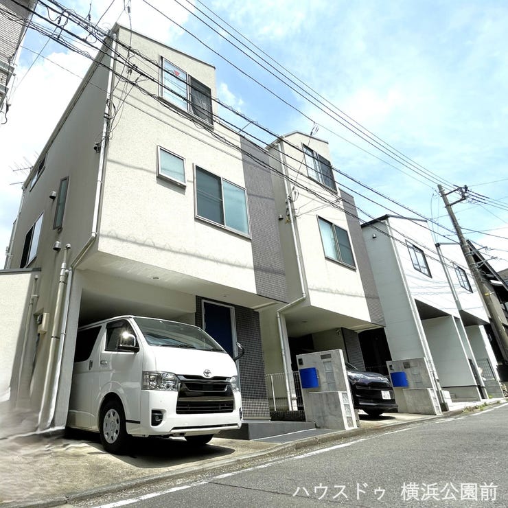 【外観】
3階建て、3LDKの中古戸建です。南西向きで陽当たり・通風・眺望良好。ビルトインガレージ・バルコニー付きです。