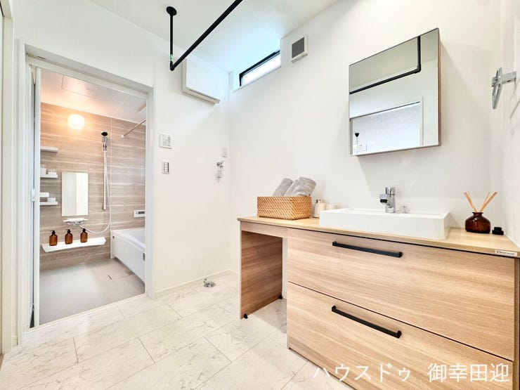 ■清々しいリフレッシュ空間■自分を磨き、気持ちを切り替える。心地よい光が差し込むプライベートスペース。