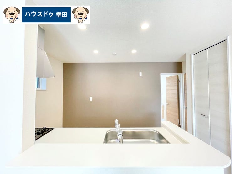 ダウンライトで開放的な空間に。