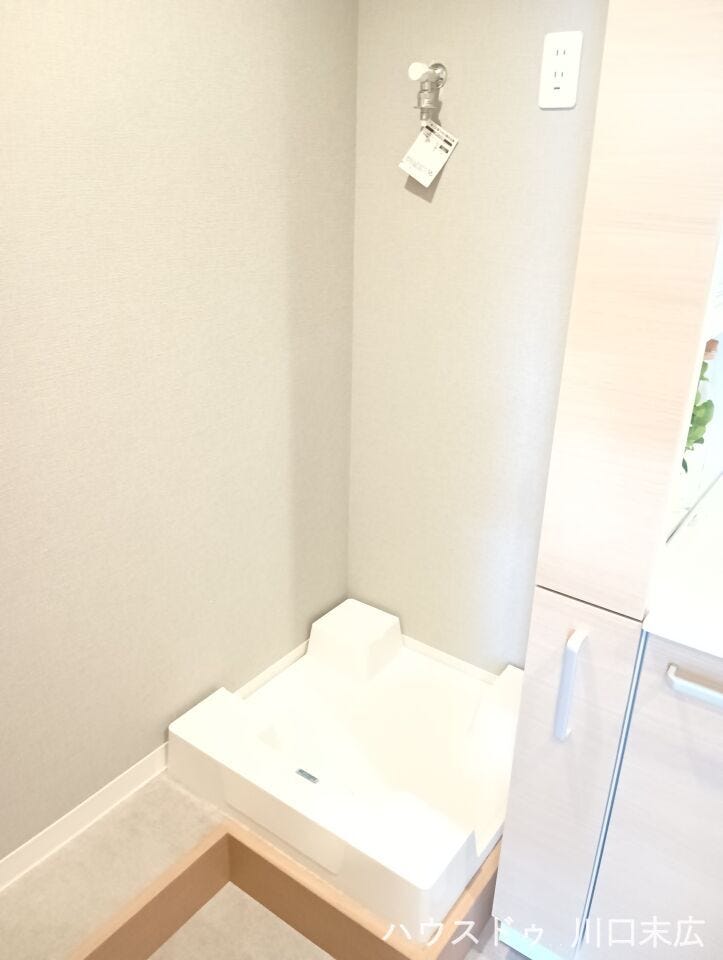 水漏れを防ぎ、足元のお手入れもしやすい防水パンを備えた洗濯機置場。日々の家事動線を考慮した機能的な水回りで、快適な生活をサポートします。
