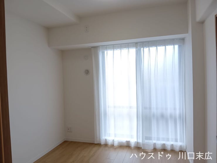 プライベートな時間を穏やかに過ごせる洋室。美しい木目調の床材が広がり、好みに合わせた自由な家具のレイアウトでこだわりの空間を創り出せます。
