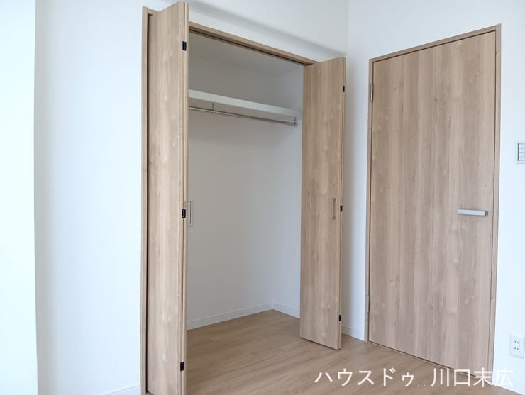 衣類をシワなく保管できるハンガーパイプや、小物置きに便利な上部棚を備えたクローゼット。居住空間をより広く、ゆったりと使うための工夫が詰まっています。