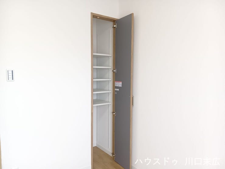 日用品のストックや掃除用具の整理に便利な、高さ調節が可能な可動棚。収納するアイテムのサイズに合わせて空間を無駄なく活用し、美しく整頓できます。