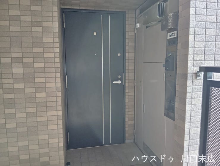 住まいの顔となる、重厚感のある玄関ドア。防犯性に配慮された堅牢な造りで、毎日の外出や帰宅時に確かな安心感とプライベートな守りをもたらします。