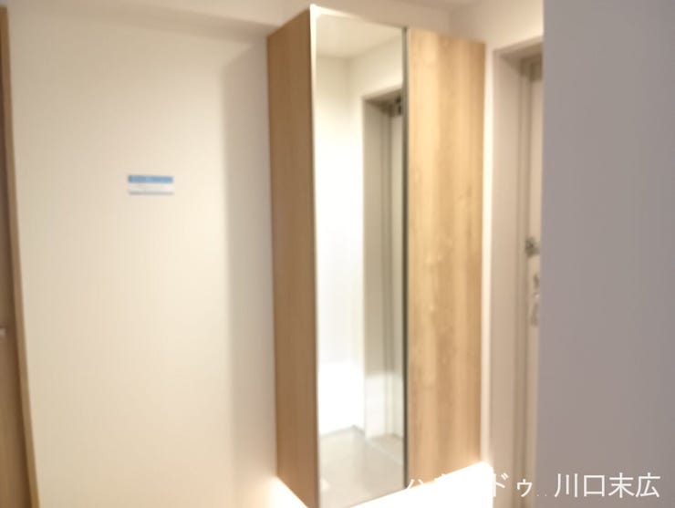 お出かけ前の身だしなみチェックに便利な、姿見付きの大容量シューズボックス。ご家族の靴をたっぷり収納でき、玄関周りをいつでも綺麗に演出できます。