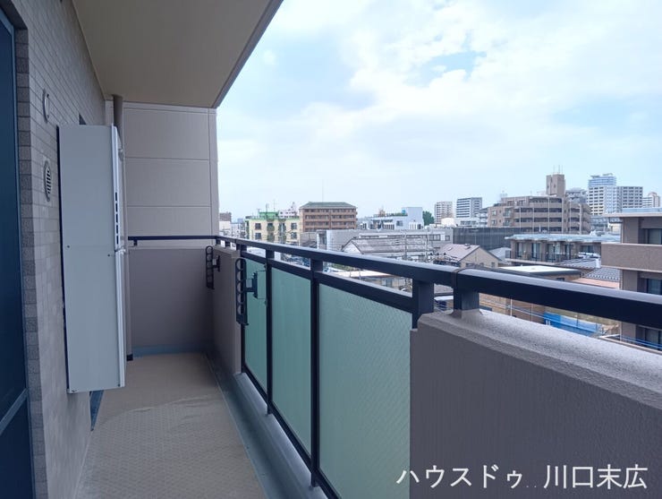奥行きがあり、ゆったりと使える多角形バルコニー。外の空気を取り込んで気分転換を図れる、居住空間の延長として様々な使い方ができる屋外スペースです。