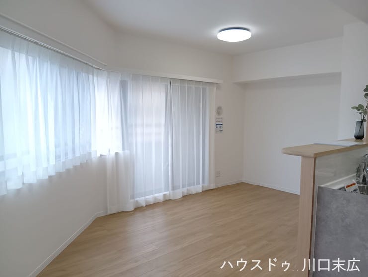 開放的な窓から繋がる心地よいリビングスペース。どんなテイストのインテリアも馴染みやすい、白を基調としたシンプルで洗練された内装です。