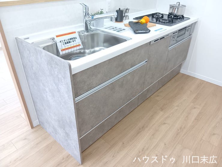 リビングを見渡しながら家事ができる、機能美を追求したシステムキッチン。美しいワークトップとゆとりあるシンクで、お料理の時間がより楽しくなります。
