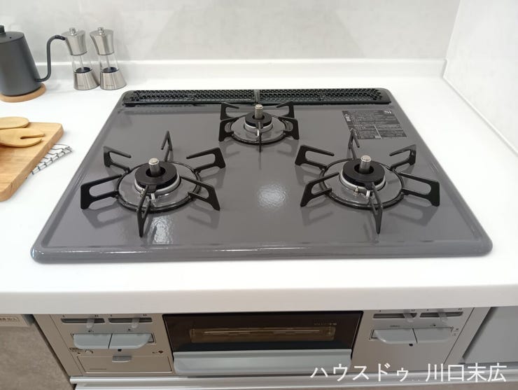 複数のお料理を同時進行できる3口ガスコンロ。お手入れがしやすいフラットなトッププレートを採用しており、キッチンをいつでも清潔に保つことができます。