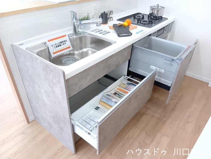 家事の負担を軽減するビルトイン食洗機や、奥の物まで取り出しやすいスライド式収納を採用。調理器具をすっきり整理できる優れた実用性が魅力です。