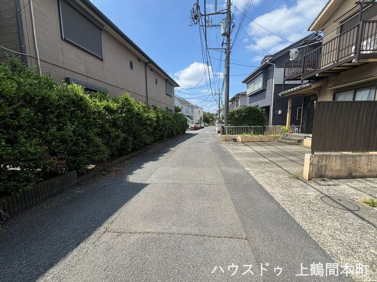 車通りが比較的落ち着いた前面道路で、穏やかな暮らしを演出。