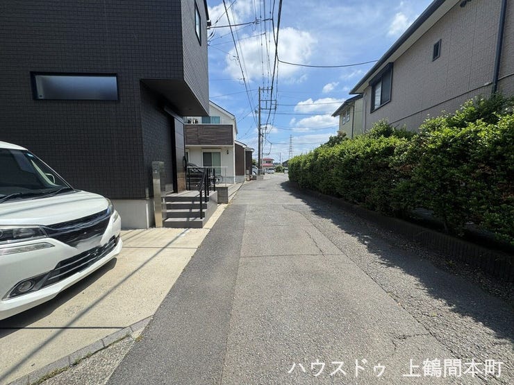 ゆとりある前面道路が、毎日の車庫入れをスムーズにしてくれます。