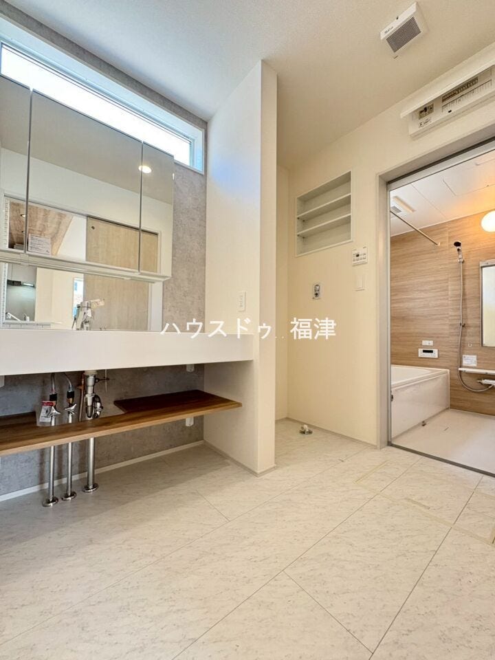 まるでホテルライクな洗面台。
毎日の身支度も捗りそうです。
《古賀市千鳥2丁目 新築戸建》