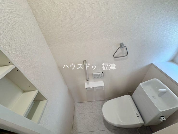 1.2階にあるので朝の込み合う時間も安心!
ちょっとした収納スペース付きです。
《古賀市千鳥2丁目 新築戸建》