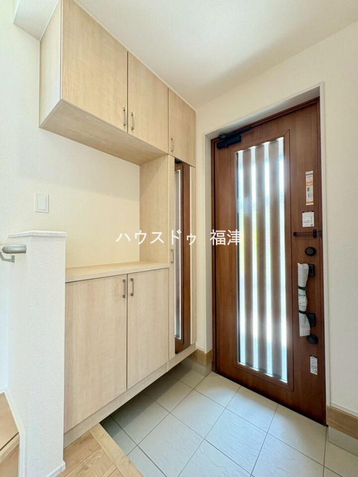 玄関には可動棚タイプのシューズボックスを完備!
高さのある靴もスッキリ収納できます♪
《古賀市千鳥2丁目 新築戸建》