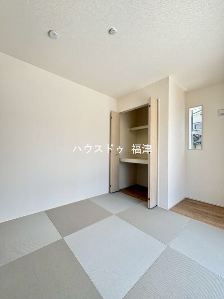 赤ちゃんのときは、寝かせるスペースとして。
大きくになったときは、遊ぶ部屋として使用できます♪
《古賀市千鳥2丁目 新築戸建》