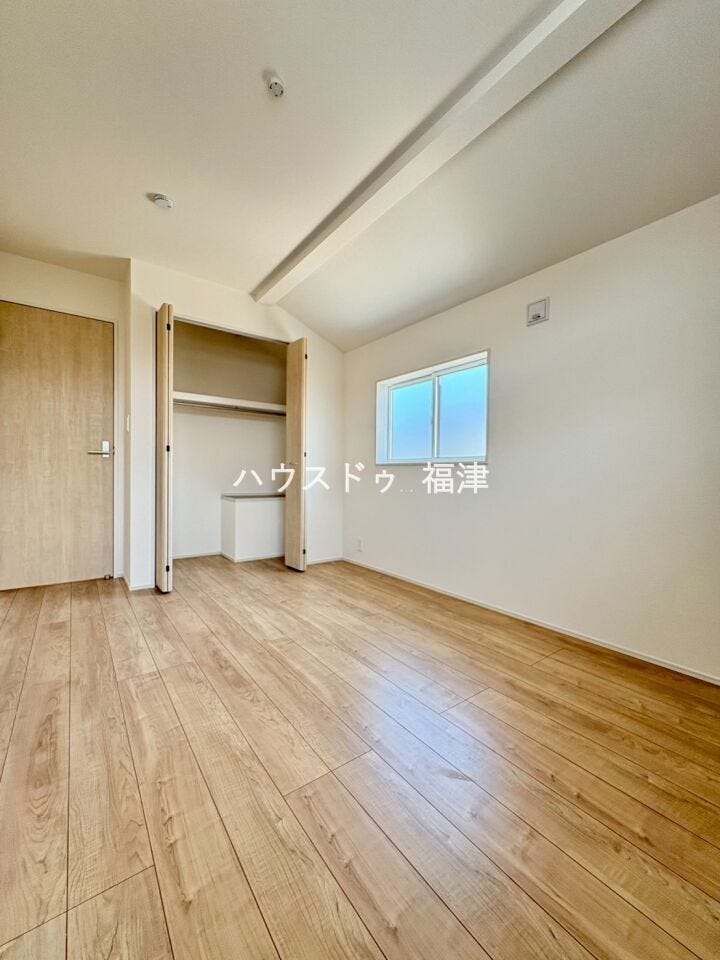 約6.0帖の洋室です♪
全居室収納付き!お部屋が綺麗に保てます。
《古賀市千鳥2丁目 新築戸建》