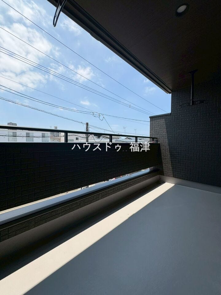 インナーバルコニーは屋根があるため、急な雨でも洗濯物が
濡れにくいのが嬉しいポイント。
天候を気にせずお洗濯ができる便利なスペースです。
《古賀市千鳥2丁目 新築戸建》