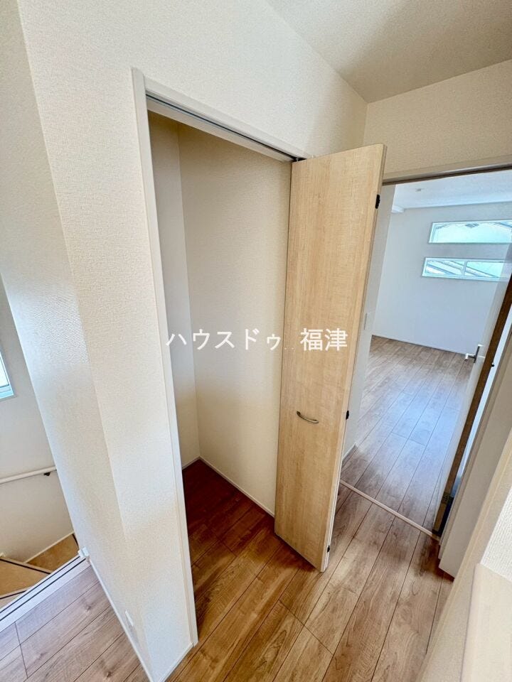 便利な廊下収納付き♪
収納が多いとリビングや居室の床面がいつでもスッキリするため、
普段の掃除機や雑巾がけも楽ちんです♪
《古賀市千鳥2丁目 新築戸建》
