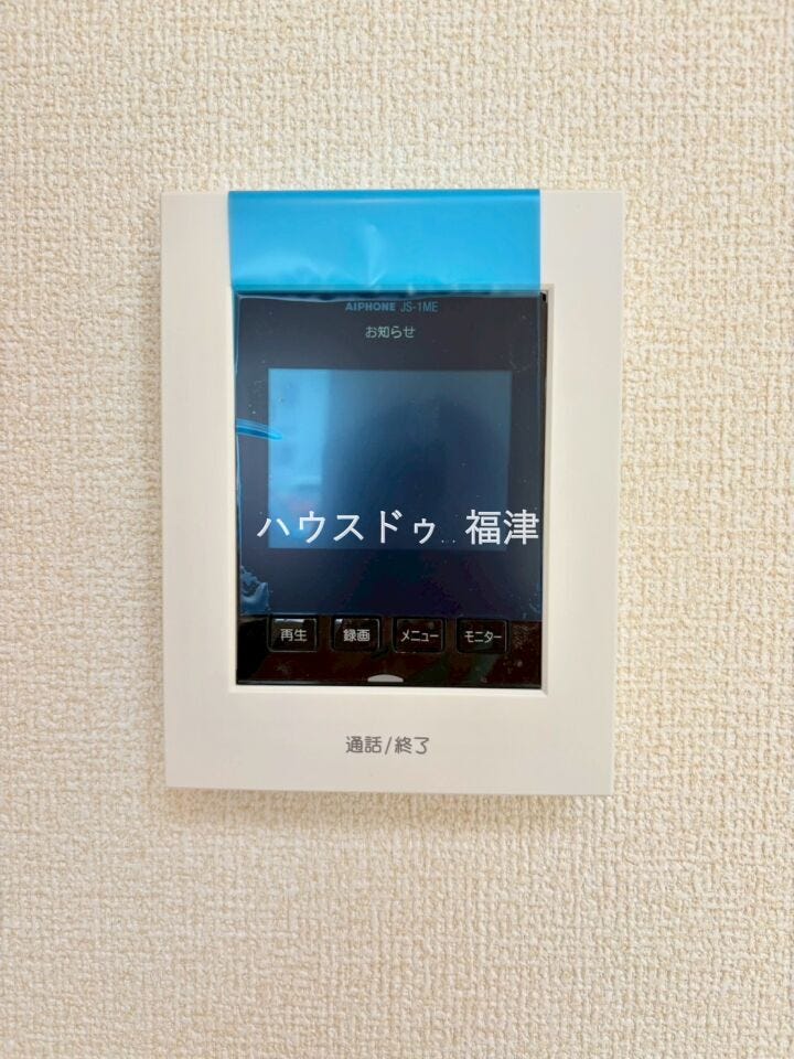 来訪者を映像で確認できるモニター付きインターホン。
室内から対応できるため、
不在時や防犯面の配慮にもつながります。
《古賀市千鳥2丁目 新築戸建》
