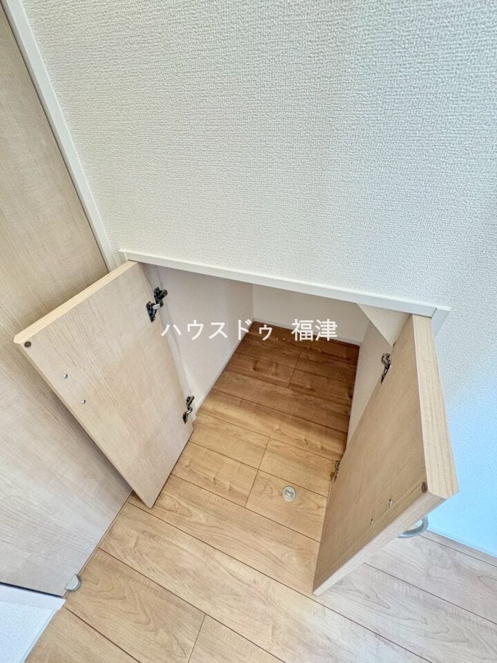 1階の廊下収納です♪
防犯グッズなど収納しておくと便利です。
《古賀市千鳥2丁目 新築戸建》