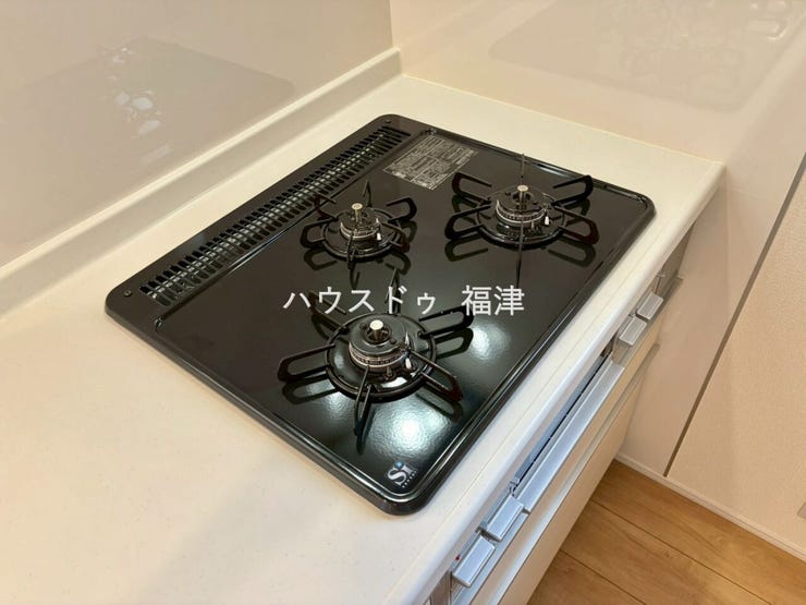 三口コンロでお料理の幅が広がります♪
焼く・蒸す・煮るを同時に出来るため、家事の時短にも繋がります^^
《古賀市千鳥2丁目 新築戸建》