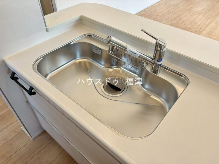 大きめのシンクで洗い物のストレス削減!
蛇口の先端に浄水器を内蔵しているため場所をとりません。
《古賀市千鳥2丁目 新築戸建》