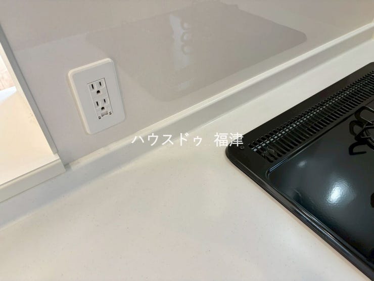 キッチン側にコンセントがあるので、
食材を切ってそのまま調理家電を使えるため便利です♪
《古賀市千鳥2丁目 新築戸建》