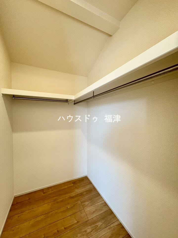 ウォークインクローゼットを完備。
お子様のアルバムや、趣味の道具・季節物の家電製品など、
お荷物が多い方でも安心のスペースです♪
《古賀市千鳥2丁目 新築戸建》