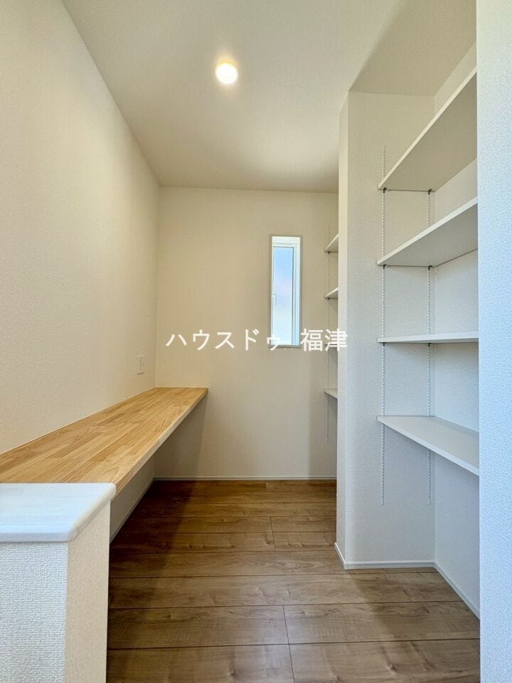 調理家電やお皿など、乱雑になりがちなキッチンを
すっきりまとめてくれるパントリー付き!
キッチンを広々と使うことができます。
《古賀市千鳥2丁目 新築戸建》
