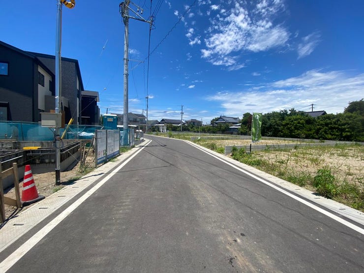 周辺は静かで落ち着いた雰囲気の住宅街です。