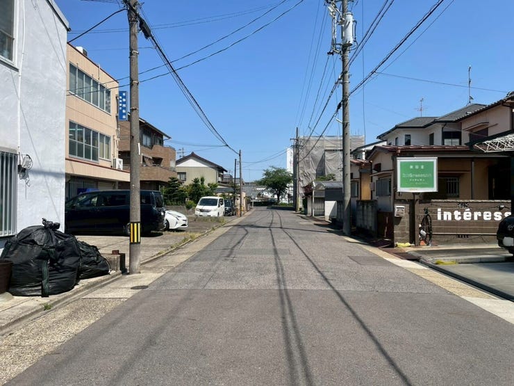 【前面道路】
前面道路が広いため運転がしやすく、日々の交通ストレスが軽減されます!
また家の前が建物などで遮られることがなく、日当たりが良くなり、家全体が明るい印象を受けます!