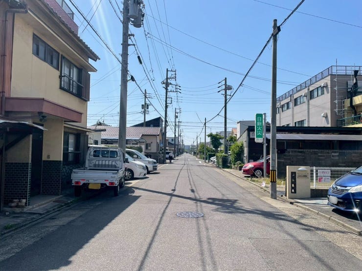 【前面道路】
前面道路が広いため大きな車の方でも車の出し入れがしやすく、駐車もスムーズ♪
見通しが良いため安全性も高まります!
お子さまのいるご家庭でも安心して暮らせる快適な住環境です!