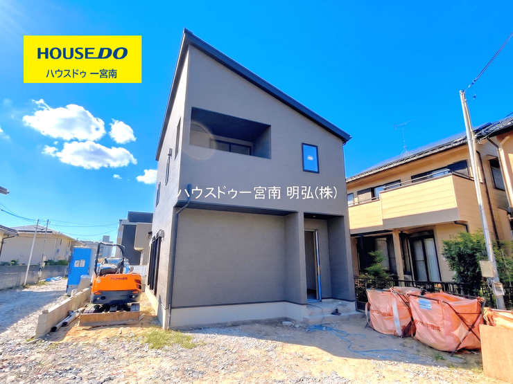 【外観】
【爽やかな朝陽とともに、快適なスタートを】
東向きの土地は朝日がたっぷり取り込めるため、心地よい朝の光を浴びながら家族で朝食を囲む、そんな健康的で気持ちの良いライフスタイルが叶う住環境です。