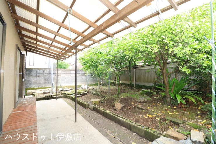 【庭】
広々とした庭付。屋根がついており、洗濯物も干すことが可能
