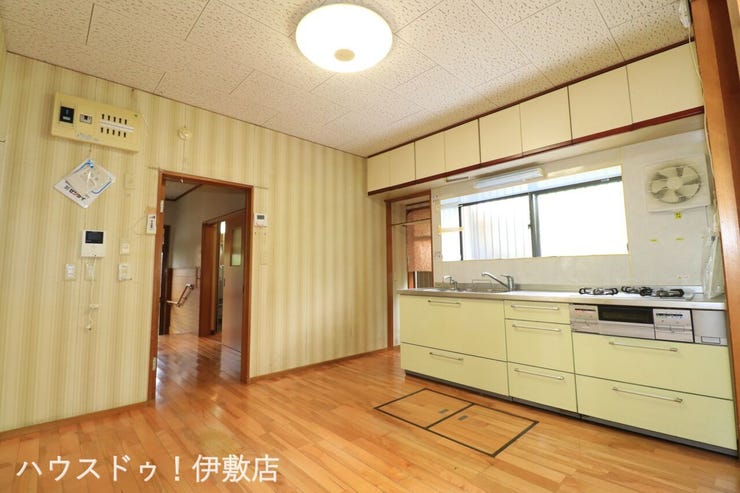 【ダイニングキッチン】
家族みんなで食事をとりながら、家族だんらんが楽しめます