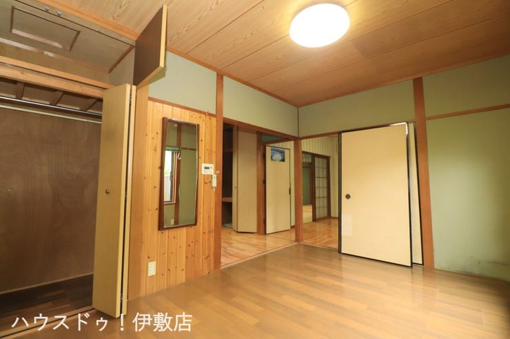 【洋室】
ダイニングキッチン隣接の洋室。キッズスペースや趣味の部屋、またはゆったりくつろぐ客間としても多目的に活躍します。